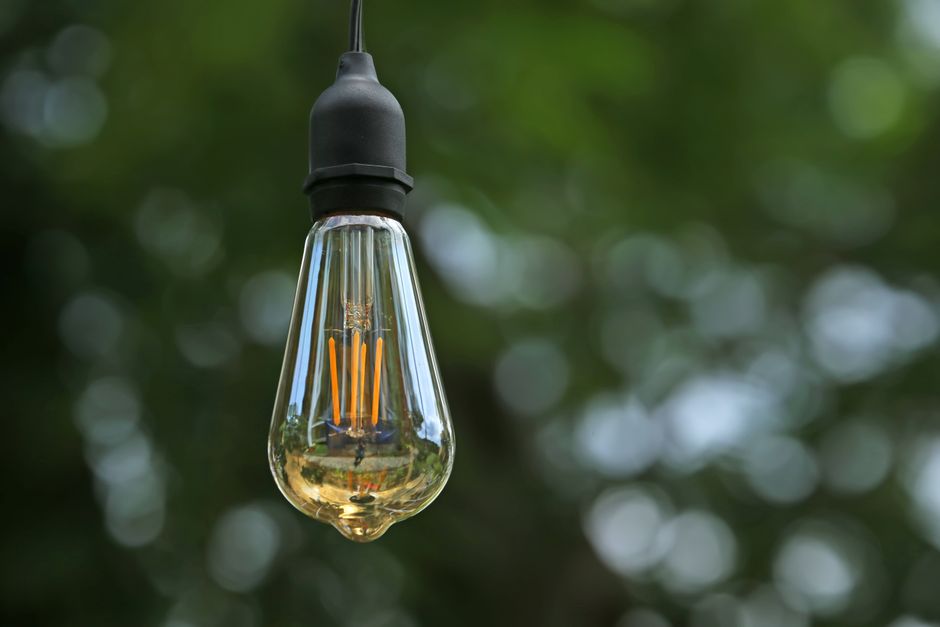Moderne LED-filamentlampen stralen warm licht uit. Moderne LED-filamentlampen stralen warm licht uit.