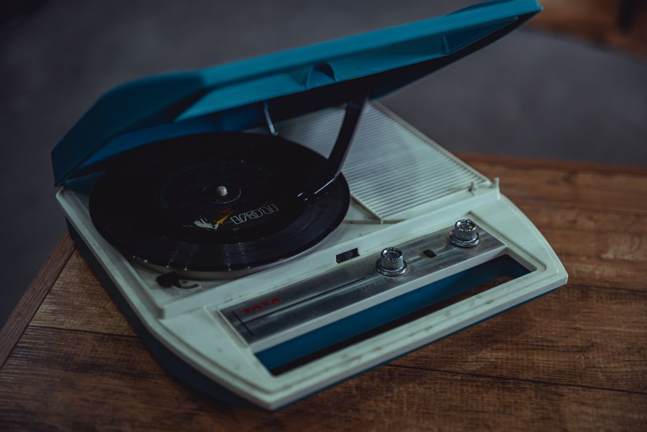 Interieur met retro vinyl en moderne meubels.