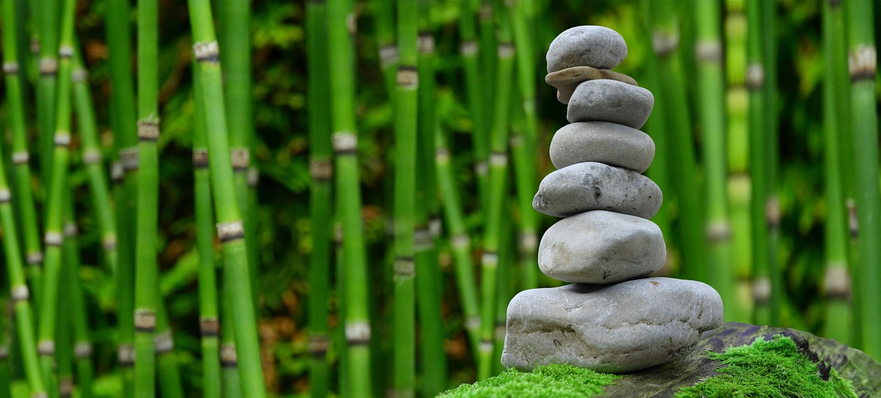 Traditionele stenen lantaarn in een zen-tuin.