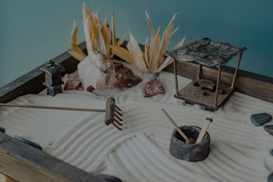 Stedelijke achtertuin met Japanse zen-elementen.