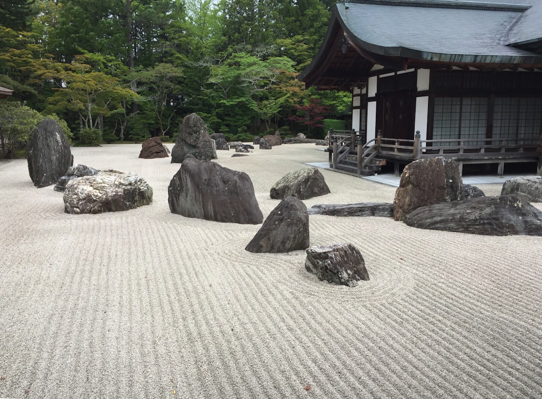 Japanse zen-tuinen: rust creëren in stedelijke achtertuinen