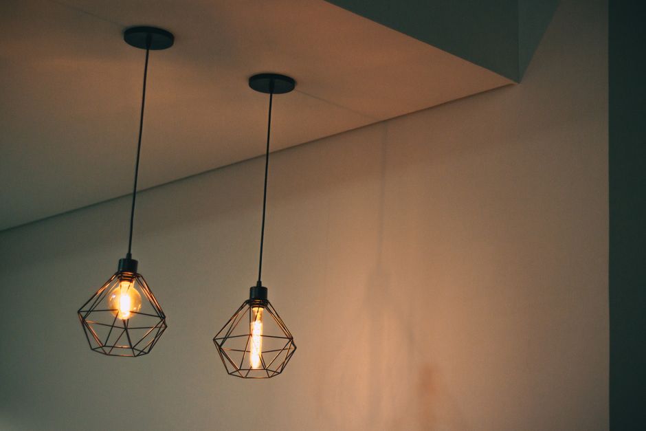 Eenvoudige houten lamp verlicht moderne kamer. Eenvoudige houten lamp verlicht moderne kamer.