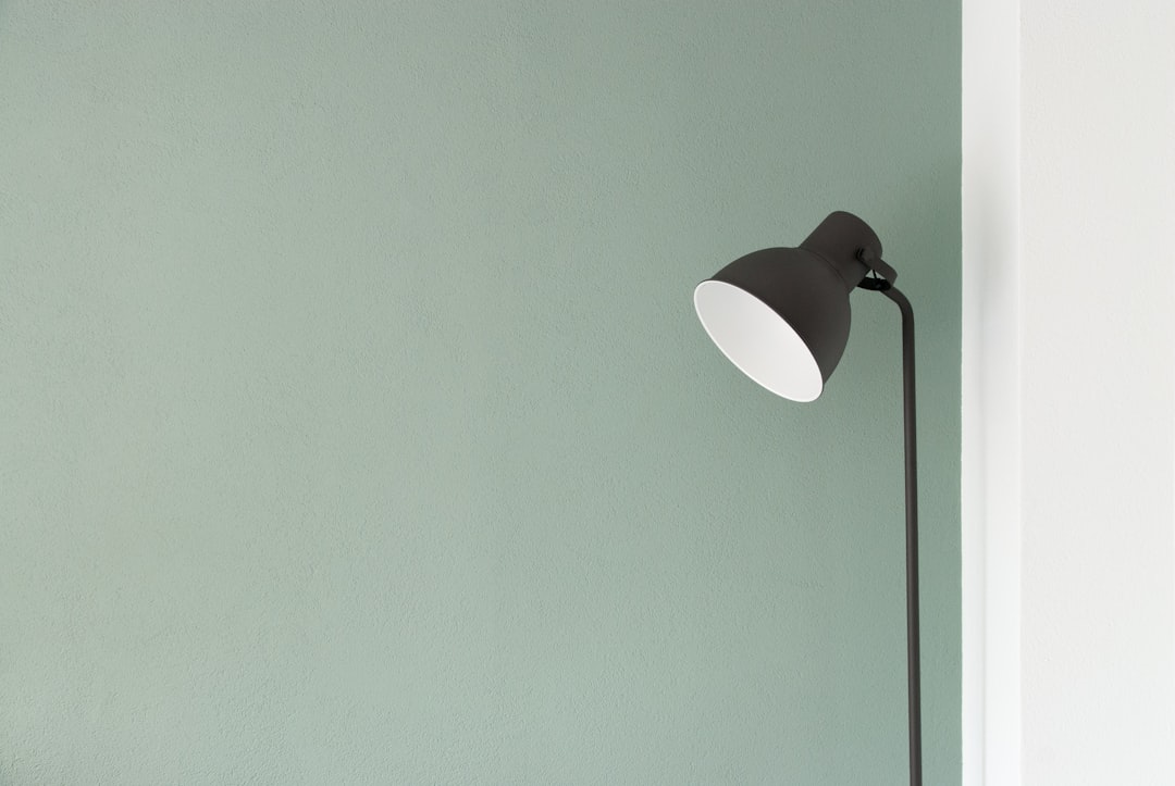 Slanke metalen lamp in minimalistisch interieur. Slanke metalen lamp in minimalistisch interieur.