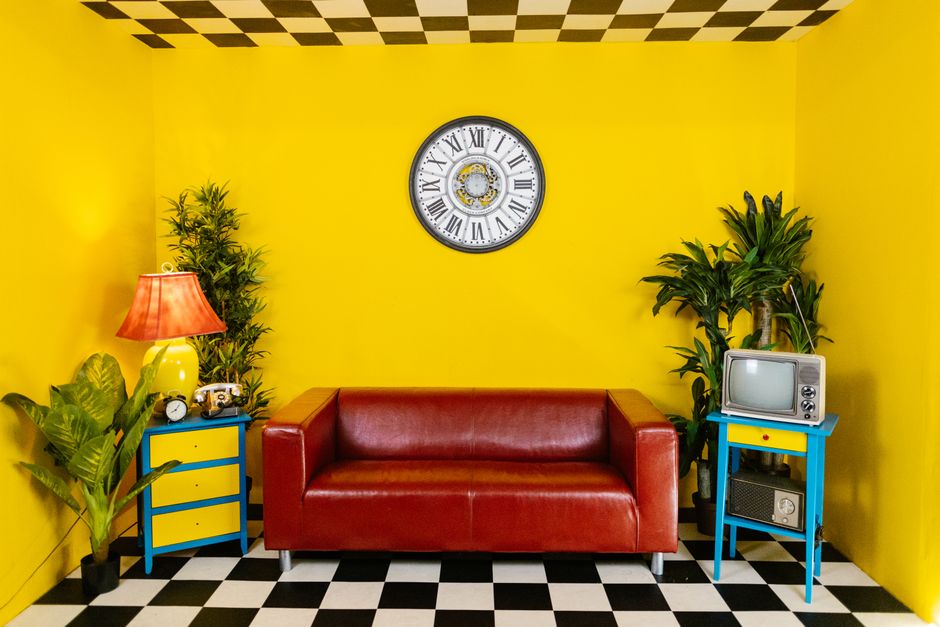 Spiegels vergroten visueel een kleine kamer.