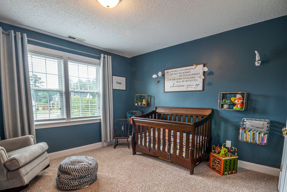 Veilige gordijnen met sterrenprint in kinderkamer. Veilige gordijnen met sterrenprint in kinderkamer.