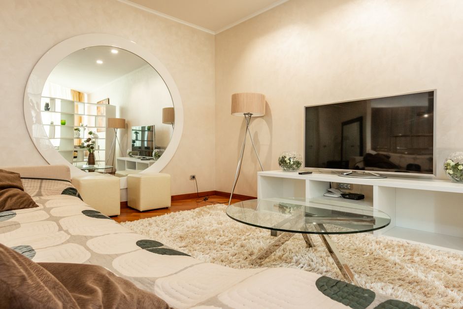 Slaapkamer met verfijnd design en warme aardekleuren.