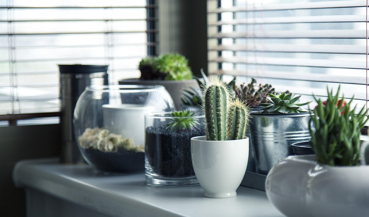 Zomerslaapkamer met verfrissende blauwe en groene tinten.