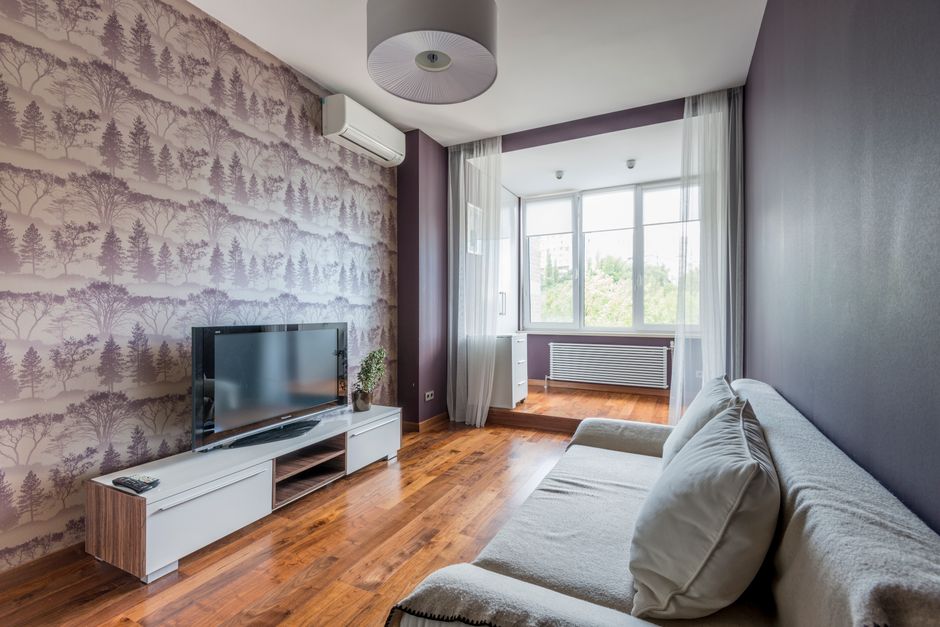 Minimalistisch behang met lichttinten voor optische vergroting.