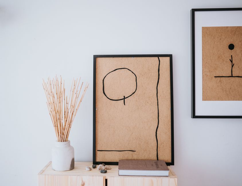 Japandi zithoek met minimalistische meubels en planten. Japandi zithoek met minimalistische meubels en planten.