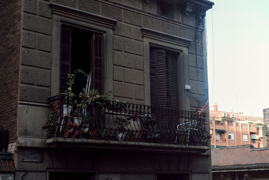Mooie planten op klein stadsbalkon. Mooie planten op klein stadsbalkon.