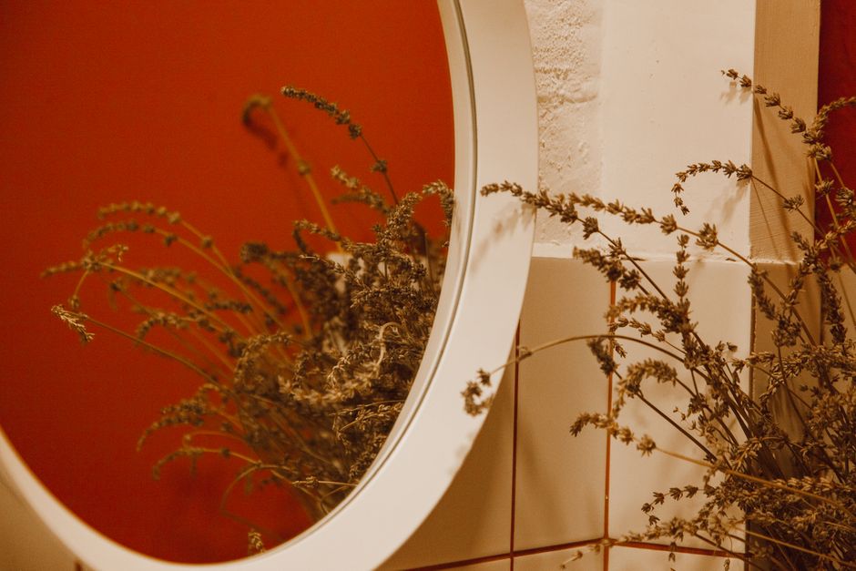 Gedroogde lavendelbossen op houten tafeltje badkamer. Gedroogde lavendelbossen op houten tafeltje badkamer.