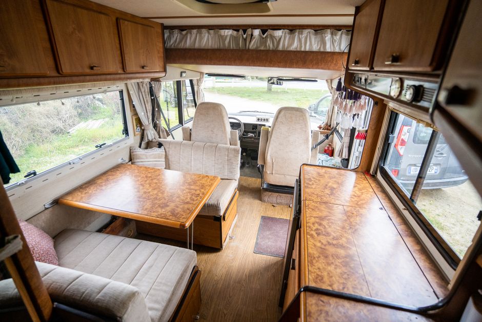 Fotobehang camperinterieur met gezellige zithoek.