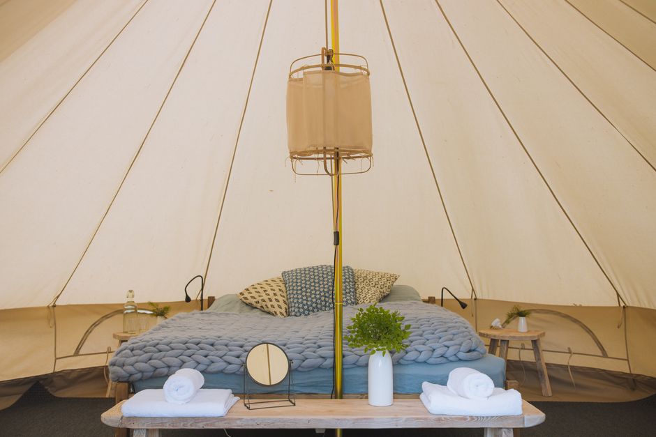 Herfstinterieur met Marokkaanse patronen op canvas.