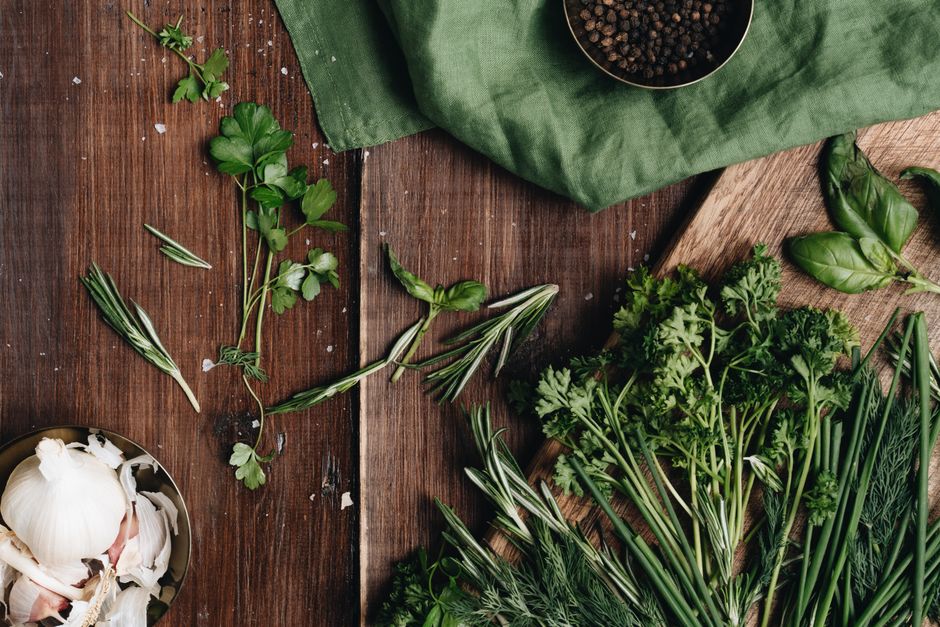 Keukenraam met basilicum en herfstdecoraties.