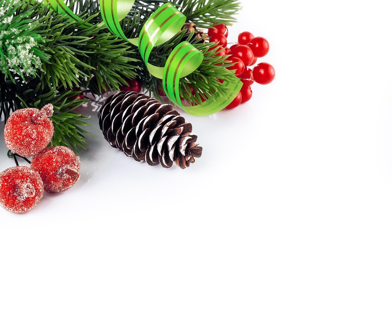 Creatieve herfstdecoratie: potpourri van bladeren en dennenappels.