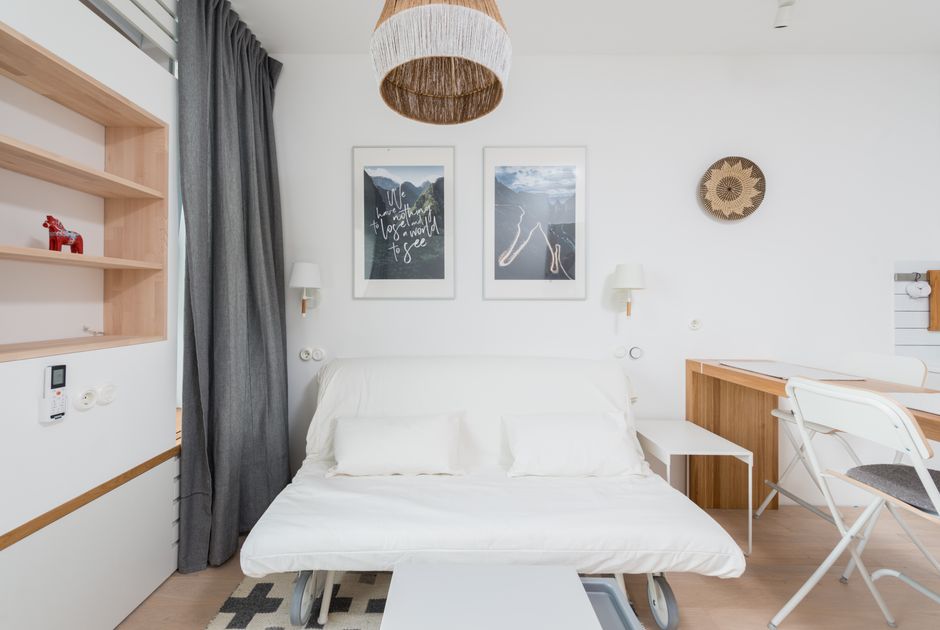 Opklapbed in kleine kamer volledig uitgeklapt. Opklapbed in kleine kamer volledig uitgeklapt.